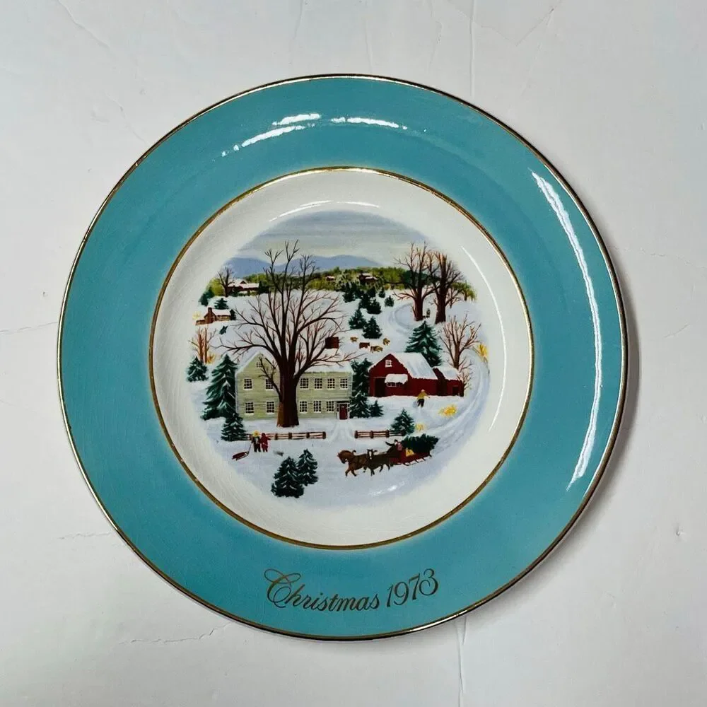 Avon Christmas Collector Plate   Christmas On The Farm   8 3/4 “